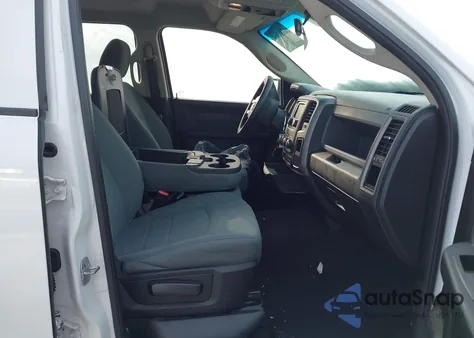 2018 Ram 1500 Express 4X4 6'4 Box z USA, uszkodzony, nr VIN 1C6RR7FGXJS320546